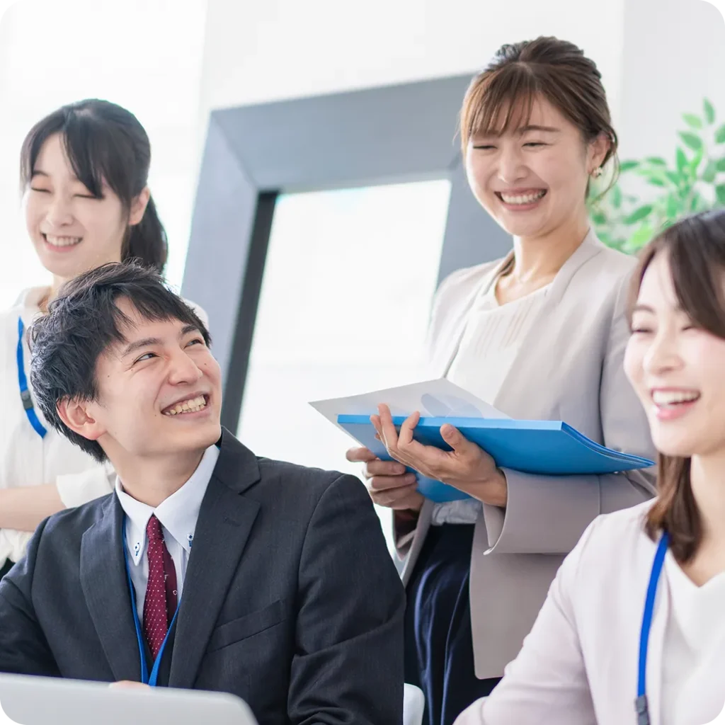 ノートパソコンで学習するエンジニア