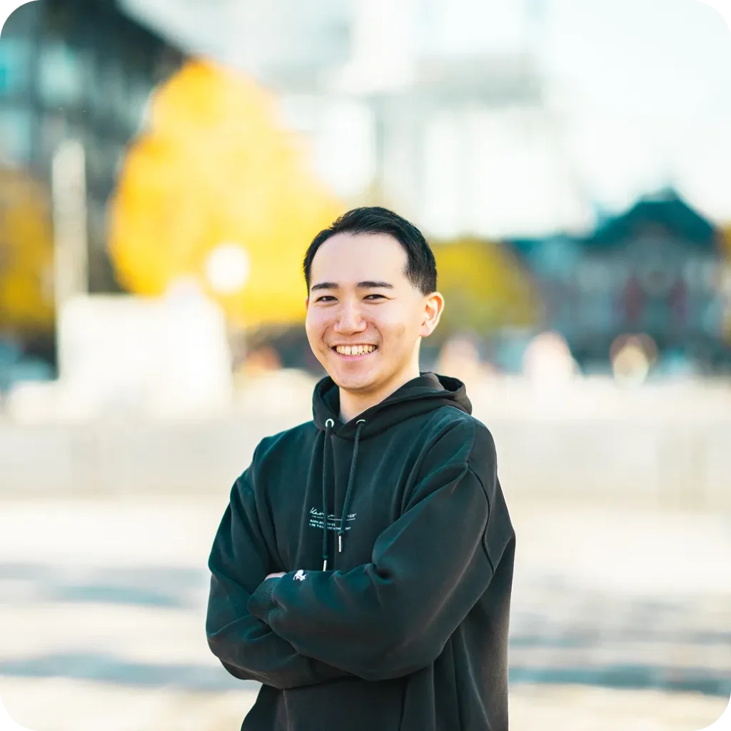 腕を組んで立つ男性